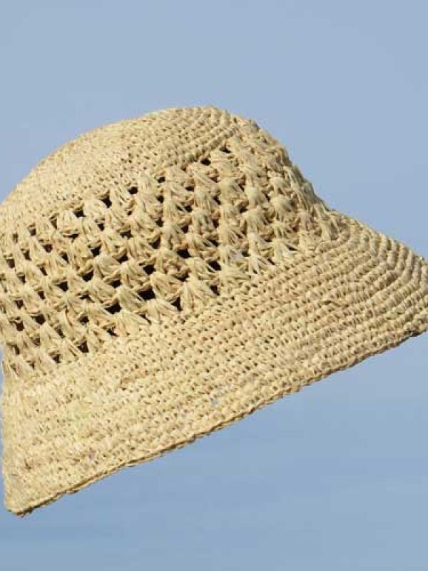 5. Hatt från Denises hemby virkad av raffiapalmblad.  Klicka nedan för att finna hatten i La Maison Afrique FAIR TRADE sortiment.