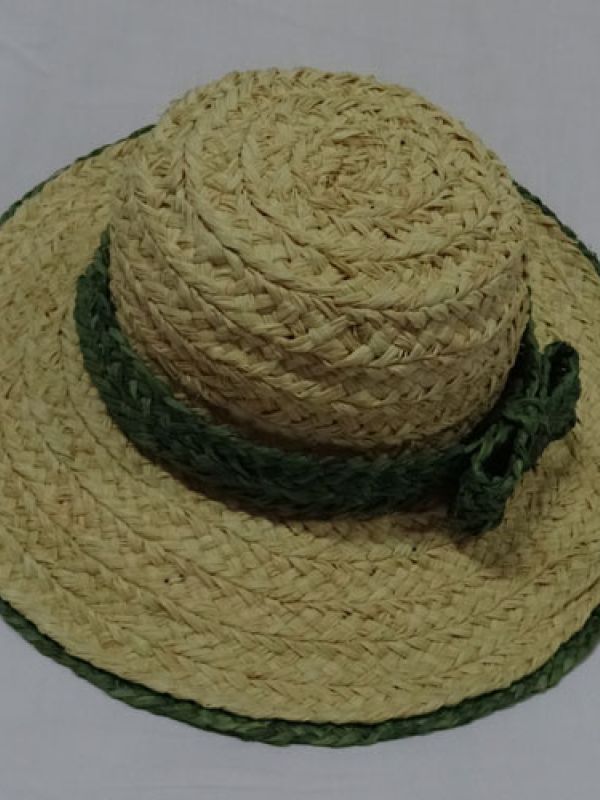 8 Hatten är färdig! Här har Madame Mariette gjort hattbandet grönt i stället för rosa. 